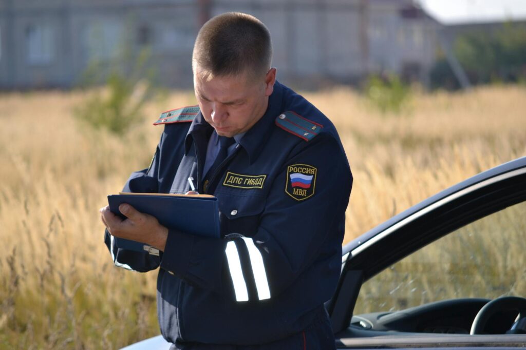 A photo of a police officer taking a report at the scene of an accident, relevant to the car accident insurance checklist Nevada.