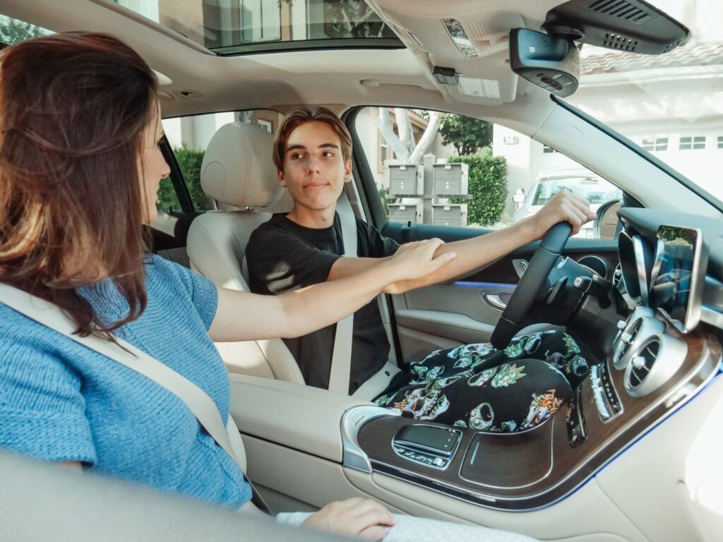 An infographic illustrating safe driving practices for teenagers related to teen driver insurance nevada