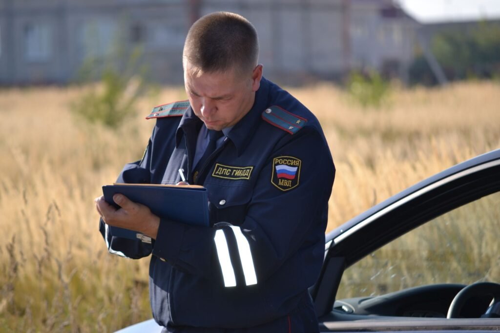 An image of a police officer taking a report at an accident scene related to Nevada car accident insurance.