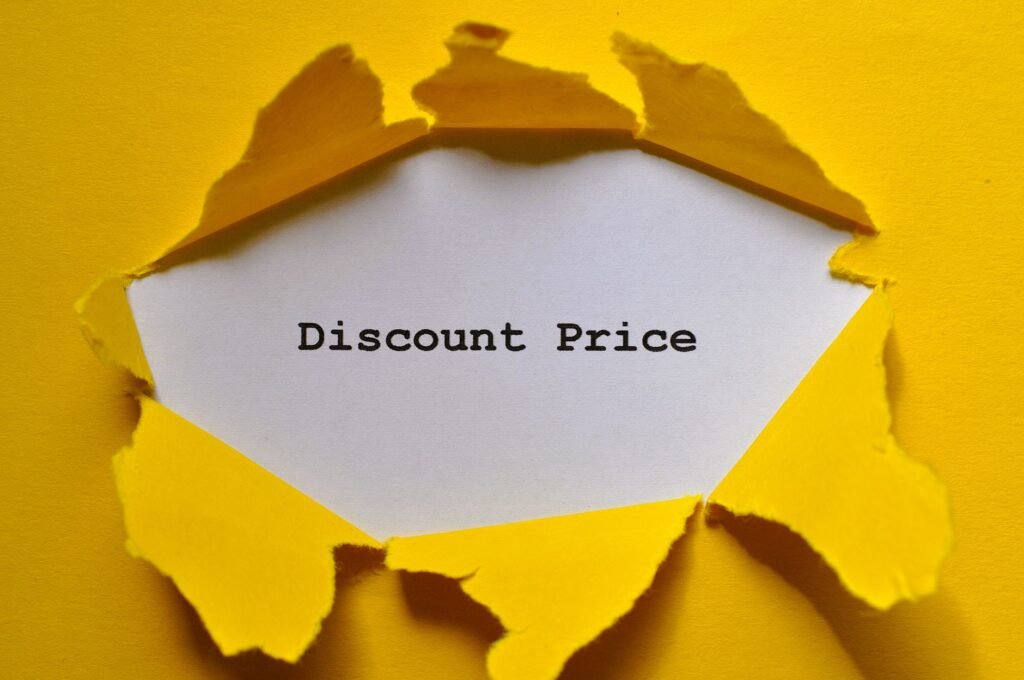 A visual comparison chart of insurance providers offering discounts related to car insurance discounts Nevada.