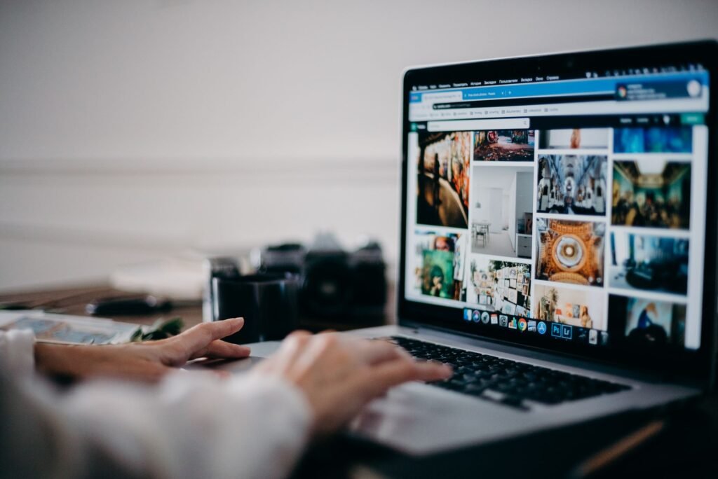 An image of a person using a computer to compare insurance quotes online. — bundling car insurance Nevada